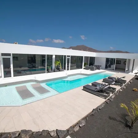 Odyssey With Private Heated Pool In Playa Blanca (Lanzarote)