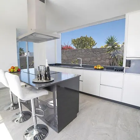 Odyssey With Private Heated Pool In Villa Playa Blanca (Lanzarote)