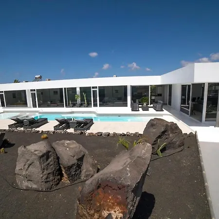 Odyssey With Private Heated Pool In Playa Blanca