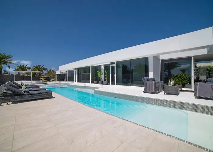 Odyssey With Private Heated Pool In Playa Blanca (Lanzarote)