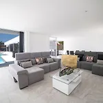 Odyssey With Private Heated Pool In 빌라